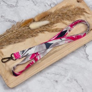 Schlüsselband floral rosa grau sommerlich weich
