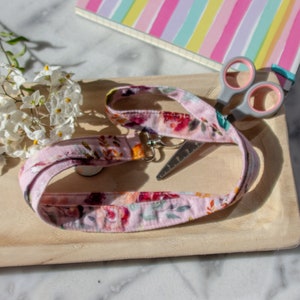 Schlüsselband rosa Blumen, zum Umhängen, floral Lanyard