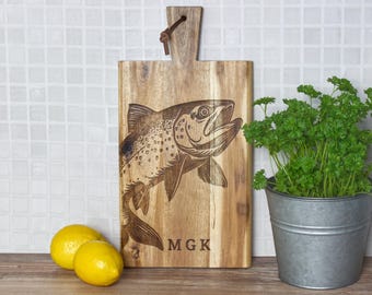 Tagliere personalizzato con incisione a forma di pesce, in legno di acacia certificato FSC, con manico