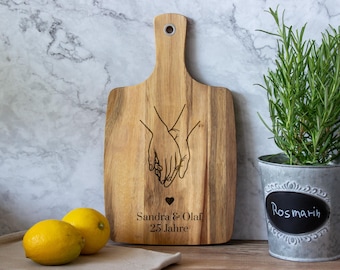 Tagliere personalizzato per anniversario di matrimonio con motivo a mano | Regalo per anniversario di matrimonio con nomi e anni | Tagliere da portata in legno, bambù e acacia