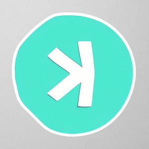 Può includere: Un cerchio blu turchese con una freccia bianca che punta a destra. La freccia è stilizzata e ha un aspetto arrotondato disegnato a mano.