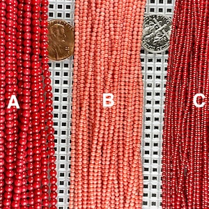 Korallfröpärlor. (A) Röd korall 3 mm rund, 1 mm hål. (C) Röd 1,90 mm rund, 0,5 mm hål. (B) Orange 1,90 mm rund, 0,5 mm hål. Säljs per 15” sträng.