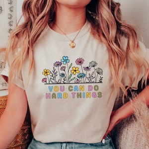 Sie können harte Dinge tun Shirt Schulratgeber Shirt Sonderpädagogik Lehrer Shirts Botanisches Shirt Psychische Gesundheit Mädchen Wildblumen Shirt