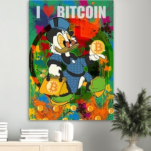 Peut inclure: Un canard de dessin animé portant un chapeau bleu et une chemise à motifs bleus et verts tient une pièce d'or avec la lettre "B" dessus. Le canard se tient sur un fond coloré avec les mots "I ♥ BITCOIN" et de nombreuses autres pièces d'or avec la lettre "B" dessus.