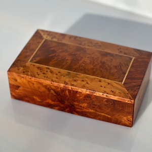 Atlass Thuya Wood Burl Memory Keepsake de todos los tamaños, Caja de memoria de boda de grano de burl de lujo hecha a mano con cerradura, regalo de aniversario, múltiples tamaños
