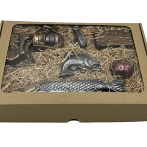 Peut inclure: Coffret cadeau avec fen&ecirc;tre transparente, rempli de paille et d'articles sur le th&egrave;me de la p&ecirc;che. Comprend un moulinet, un leurre, une bo&icirc;te en bois avec le texte "Gone Fishing", un poisson, un flotteur et un long poisson.