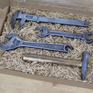 Realistisches Schokoladen Werkzeug Set - Edelschokolade Geschenk für Männer Papa Handwerker Opa zum Geburtstag