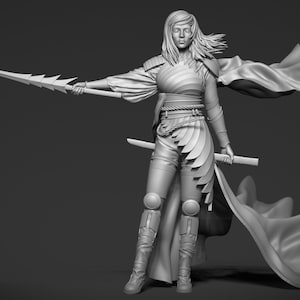 Puede incluir: Un modelo 3D gris de una figura de guerrera femenina con el pelo largo, vestida con armadura y una capa fluida. Sostiene una lanza en una mano y una espada en la otra.