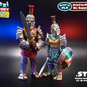Può includere: Due statuette di guerrieri stampate in 3D con elmi, armature e spade. La figura a sinistra indossa un'armatura rossa e oro, mentre quella a destra presenta un'armatura verde acqua e argento con uno scudo rotondo. Testo: Flexi Factory, 3MF Files Included, Great in PLA, Print-in-Place No Supports, .STL Digital Download for 3D Printing.