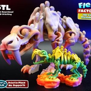 Op de afbeelding: Een 3D-geprint model van een sabeltandtijger-skelet en een kleiner dinosaurus-skelet. De modellen zijn veelkleurig, de grotere in tinten wit, oranje en bruin, en de kleinere in groen en geel. Tekst bevat '.STL Digitale download voor 3D-printen'.