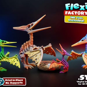 Peut inclure: Plusieurs modèles de Ptérodactyles imprimés en 3D aux couleurs vives. Les modèles sont de différentes couleurs, notamment vert, orange, violet et bleu. L'image comprend le texte "Flexi Factory", "3MF Files Included!" et "Print-in-Place No Supports".