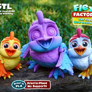 以下が含まれることがあります： 3Dプリントされた鳥の置物3つ。紫と青、黄色、白と青の3色です。置物は木製の表面の上に置かれています。画像の左上隅には「.STL 'デジタルダウンロード 3Dプリント用'」というテキストがあります。画像の右上隅には「Flexi FACTORY 3MFファイル 今すぐ入手可能！」というテキストがあります。画像の下中央には「PLAで最適 インプレースプリント サポートなし」というテキストがあります。