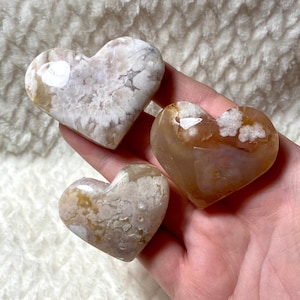 Blume Achat Herz Schnitzerei - Kristall - Heilender Kristall - Spirituelles Geschenk - Herz Schnitzerei - Kirschachat - Blume Kristall - Geschenk
