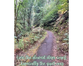 Puede incluir: Un camino sinuoso a través de un exuberante bosque verde con la cita "Incluso los pasos más lentos cuentan, especialmente los silenciosos" superpuesta a la imagen.