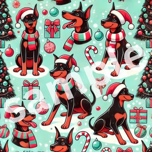 Può includere: Uno schema senza cuciture con un Dobermann Pinscher nero e marrone che indossa un cappello da Babbo Natale rosso e una sciarpa verde e rossa. Lo sfondo è blu chiaro con fiocchi di neve bianchi e ornamenti natalizi rossi e verdi.