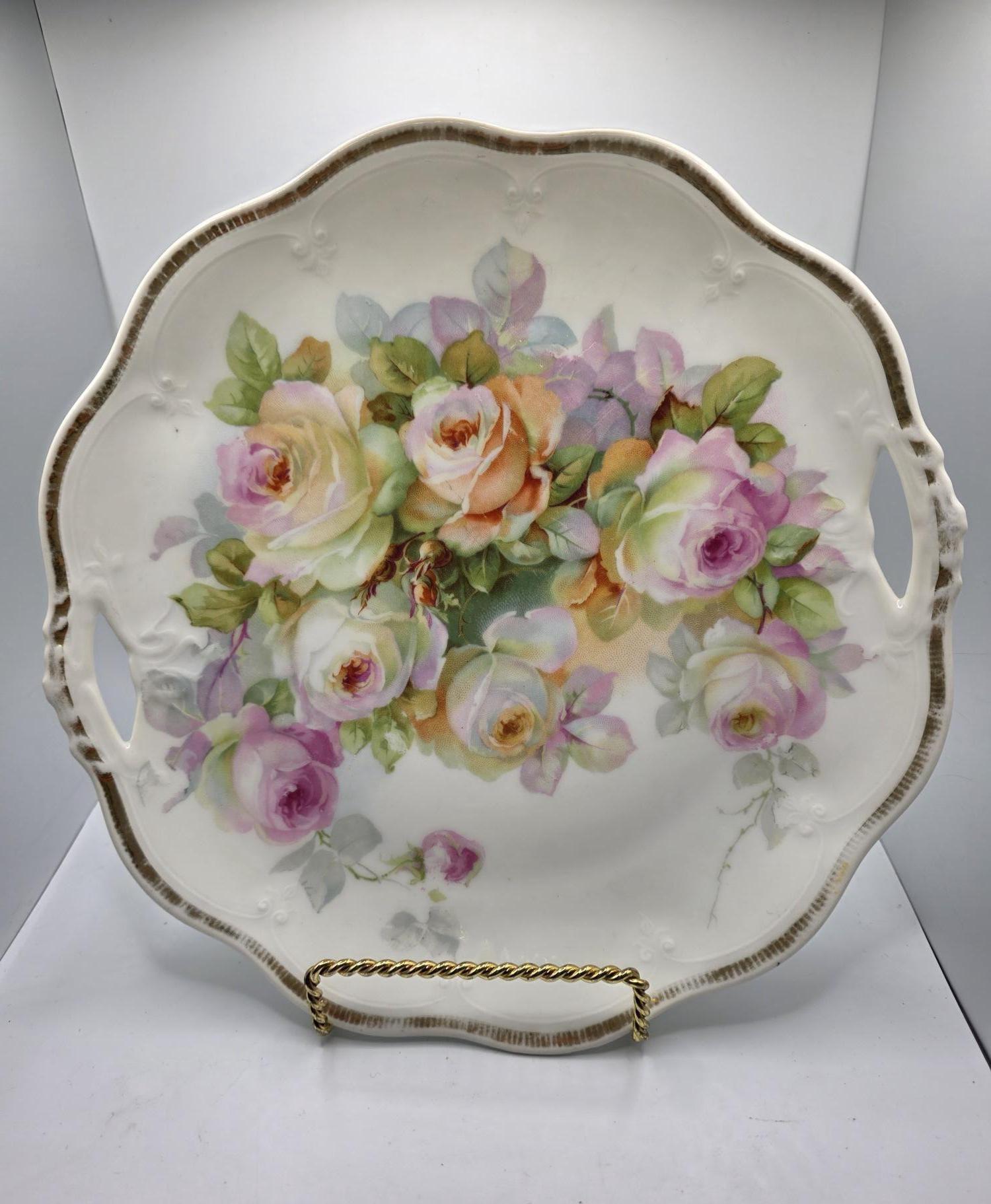 Plato floral ZS & C Mignon Bavaria de 10", doble asa, algunos rayones y pérdida en el borde dorado.