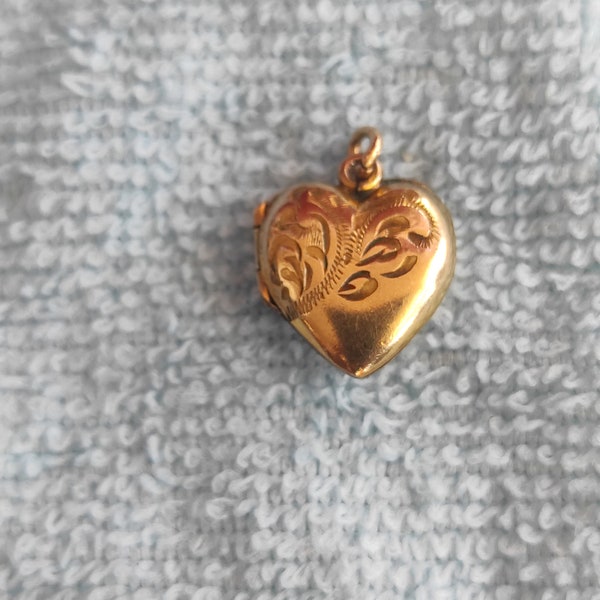 Pendentif ouvert coeur miniature victorien faible en or, si beau