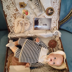 Antike Koffertasche mit antiker Puppe etwa um 1920, mit Zeitaccessoires, gekleideter Koffer innen mit handgefertigter Zeitstickerei.