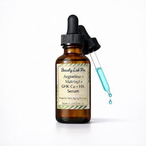 Puede incluir: Una botella de vidrio marrón de suero Beauty Lab Pro con un cuentagotas negro. La etiqueta dice "Argireline + Matrixyl + GHK-Cu + HA Serum" y "Powerful Anti-Aging Formula". El cuentagotas contiene un líquido azul. Net 30 ml.