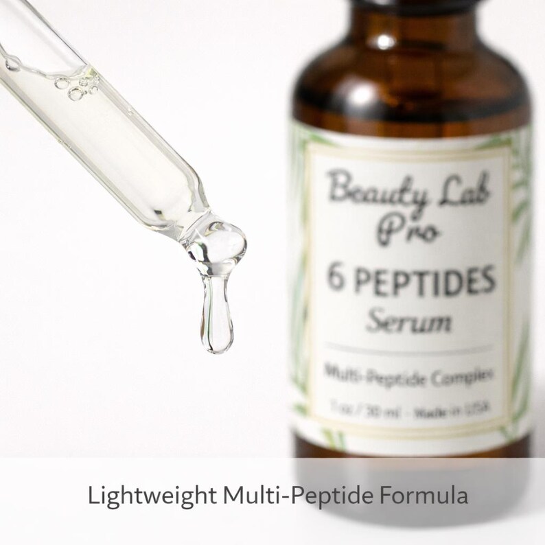 Peut inclure: Gros plan sur un flacon en verre brun avec une pipette distribuant un liquide clair. Le flacon porte une &eacute;tiquette indiquant "Beauty Lab Pro 6 PEPTIDES Serum". Le texte "Lightweight Multi-Peptide Formula" est en bas.