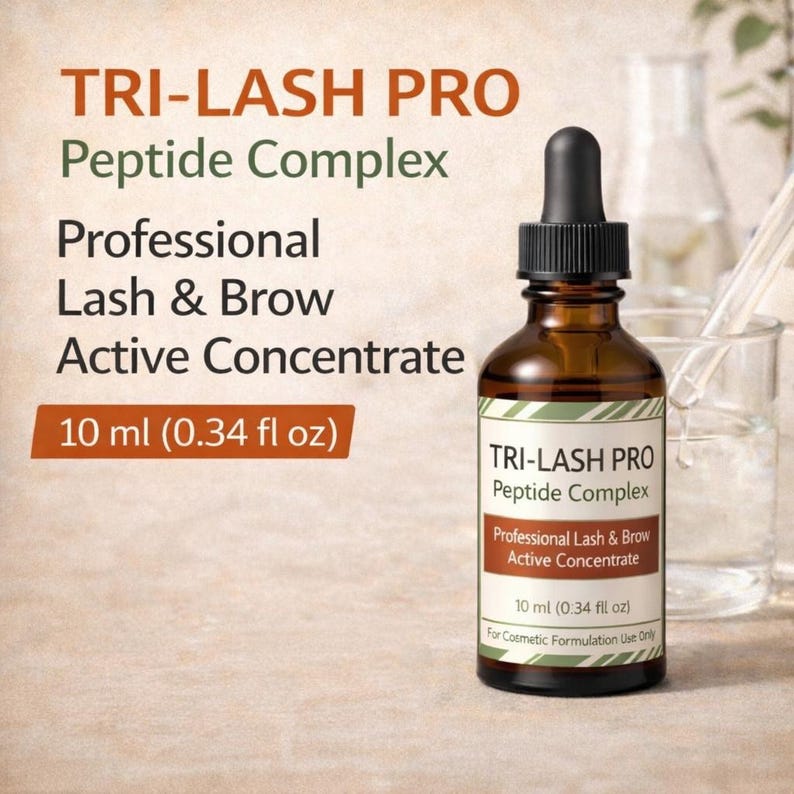 Puede incluir: Una botella de vidrio marr&oacute;n de TRI-LASH PRO Peptide Complex Professional Lash & Brow Active Concentrate. La botella tiene un cuentagotas negro y una etiqueta blanca y marr&oacute;n. La botella contiene 10 ml de producto.