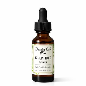 Puede incluir: Una botella de vidrio marrón de Beauty Lab Pro 6 Peptides Serum. La botella tiene un cuentagotas negro y una etiqueta blanca con detalles verdes. La etiqueta dice "6 PEPTIDES Serum" y "Multi-Peptide Complex". La botella contiene 30 ml de suero.