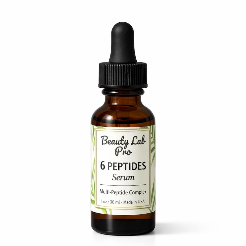 Peut inclure: Une bouteille en verre brun de s&eacute;rum Beauty Lab Pro 6 Peptides. La bouteille a un compte-gouttes noir et une &eacute;tiquette blanche avec des accents verts. L'&eacute;tiquette indique "6 PEPTIDES Serum" et "Multi-Peptide Complex". La bouteille contient 30 ml de s&eacute;rum.