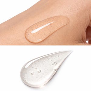 Pu&ograve; includere: Primo piano di un gel trasparente e viscoso con piccole bolle. Il gel &egrave; mostrato sulla pelle di una persona e anche isolato su sfondo bianco. Il gel ha una leggera tonalit&agrave; ambrata.