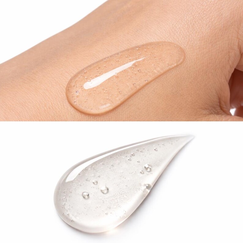 Pu&ograve; includere: Primo piano di un gel trasparente e viscoso con piccole bolle. Il gel &egrave; mostrato sulla pelle di una persona e anche isolato su sfondo bianco. Il gel ha una leggera tonalit&agrave; ambrata.