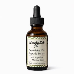 Pu&ograve; includere: Una bottiglia di vetro marrone di Beauty Lab Pro Syn-Ake 4% Peptide Serum con un contagocce nero. L'etichetta include il testo "with Argireline + Matrixyl 3000" e "Made in USA | Net Wt 28g".