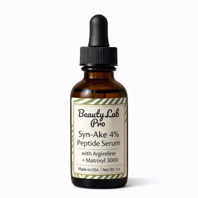 Pu&ograve; includere: Una bottiglia di vetro marrone di Beauty Lab Pro Syn-Ake 4% Peptide Serum con un contagocce nero. L'etichetta include il testo "with Argireline + Matrixyl 3000" e "Made in USA | Net Wt 28g".
