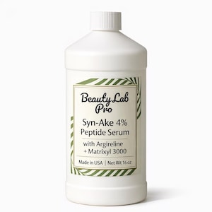 Pu&ograve; includere: Flacone bianco di siero peptidico Syn-Ake 4% Beauty Lab Pro. L'etichetta include il testo: "with Argireline + Matrixyl 3000" e "Made in USA | Net Wt 16 oz". Il flacone ha un tappo bianco e un bordo verde e bianco.