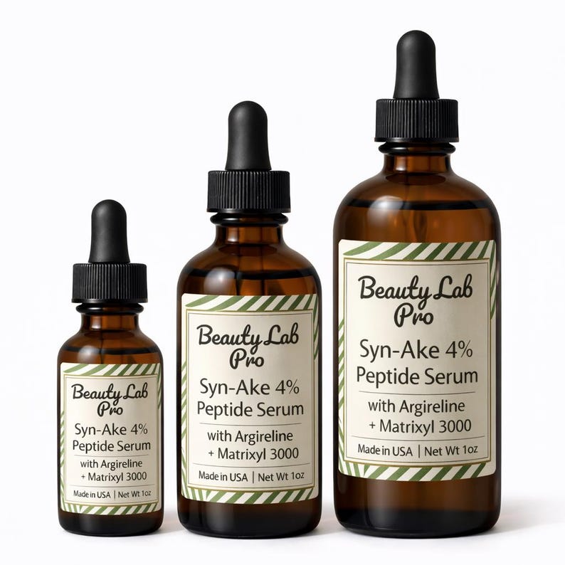 Pu&ograve; includere: Tre flaconi di vetro ambrato di Beauty Lab Pro Syn-Ake 4% Peptide Serum con Argireline + Matrixyl 3000. Ogni flacone ha un contagocce nero e un'etichetta bianca con dettagli verdi. Prodotto negli Stati Uniti, peso netto 28g.