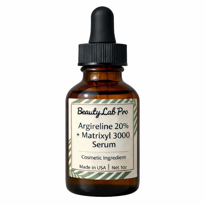 以下が含まれることがあります： Beauty Lab Pro Argireline 20% + Matrixyl 3000 Serumの茶色のガラス瓶。ボトルには黒いスポイトと、緑のアクセントが付いた白いラベルが付いています。ラベルには「Cosmetic Ingredient」と「Made in USA | Net 28g」と書かれています。