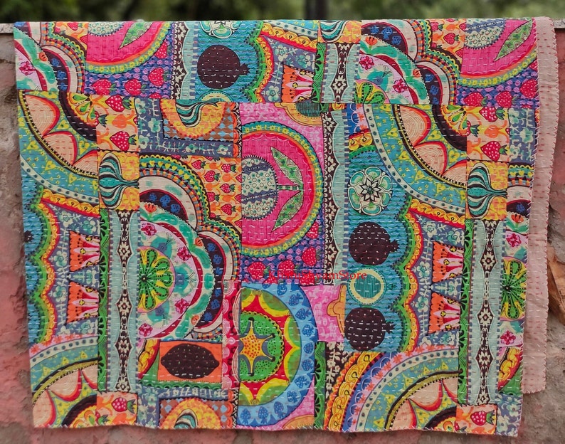 Puede incluir: Una colcha de retazos colorida con una variedad de patrones florales y geom&eacute;tricos en tonos de rosa, azul, verde, amarillo y naranja. La colcha est&aacute; hecha de tela de algod&oacute;n y tiene una textura acolchada.