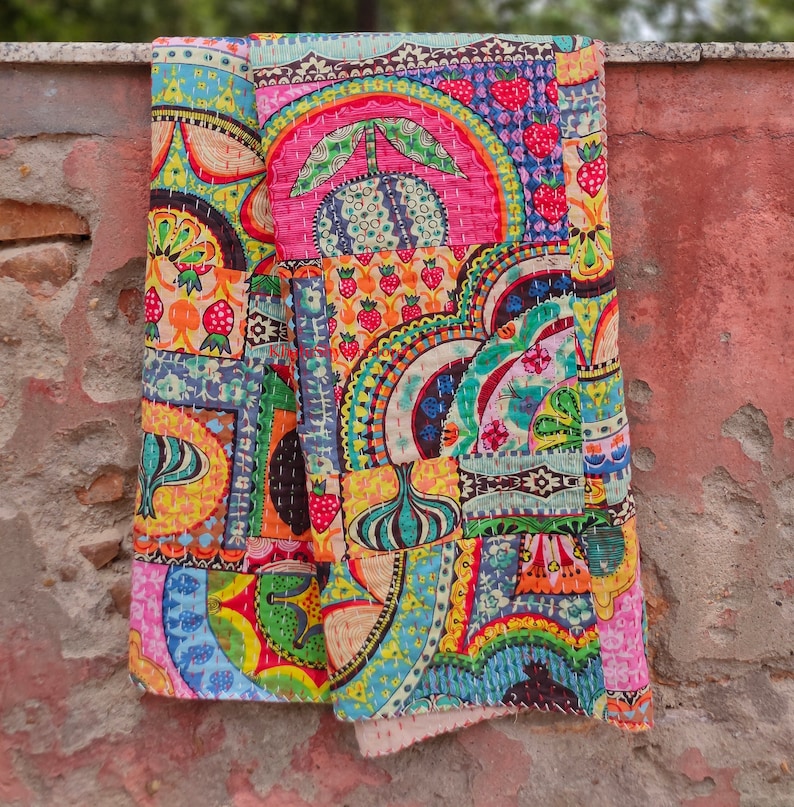 Puede incluir: Una colcha de retazos colorida con una variedad de patrones y dise&ntilde;os, incluyendo motivos florales, formas geom&eacute;tricas y patrones paisley. La colcha est&aacute; hecha de tela de algod&oacute;n y est&aacute; cosida a mano.