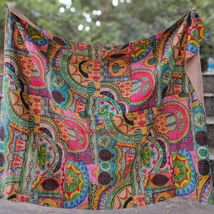 Puede incluir: Una colcha kantha colorida con un dise&ntilde;o de patchwork que presenta formas geom&eacute;tricas y motivos florales en tonos de rosa, azul, verde, amarillo y naranja.