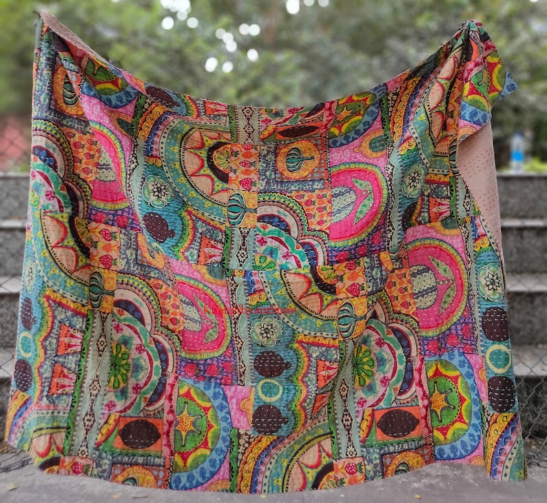 Puede incluir: Una colcha kantha colorida con un dise&ntilde;o de patchwork que presenta formas geom&eacute;tricas y motivos florales en tonos de rosa, azul, verde, amarillo y naranja.