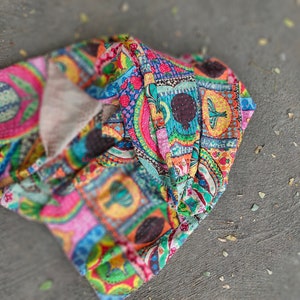 Puede incluir: Una colcha kantha colorida con un dise&ntilde;o de patchwork que presenta varias formas geom&eacute;tricas, patrones florales y p&aacute;jaros. La colcha est&aacute; hecha de algod&oacute;n y tiene un tacto suave y texturizado.