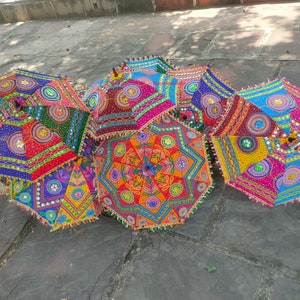 Paraguas decorativo con bordado floral, sombrilla india para bodas, sombrillas de protección solar, hermosas sombrillas hechas a mano para decoración nocturna de mehndi.