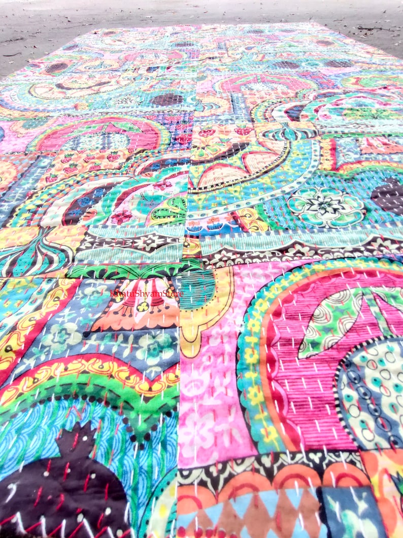 Puede incluir: Una colcha de retazos colorida con un patr&oacute;n de paisley. La colcha est&aacute; hecha de varias telas en tonos de rosa, azul, verde y amarillo. La colcha est&aacute; cosida a mano y tiene un estilo &uacute;nico y bohemio.