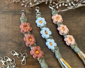Daisy Keychain | Macrame