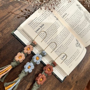 Daisy Bookmark | Macrame