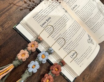 Daisy Bookmark | Macrame