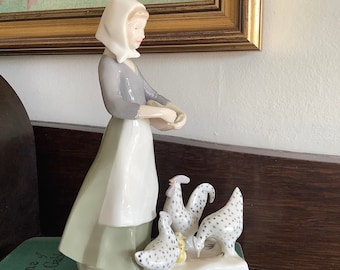 Carl Scheidig 20cm Porcelain Figure, Girl Feeding Chickens, Charming Vintage German Porcelain Figurine, Excellent Condition