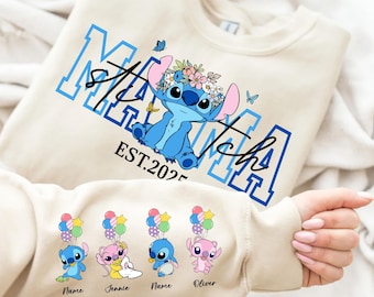 Può includere: Una felpa beige con un personaggio Stitch blu che indossa una corona di fiori e il testo "Mama Stitch Est. 2025". La parte inferiore della felpa mostra quattro personaggi Stitch che tengono palloncini con i nomi "Name", "Jennie", "Name" e "Oliver".