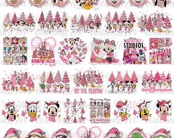 Puede incluir: Una colección de diseños navideños en rosa y blanco con personajes de Disney. Mickey y Minnie Mouse, Donald Duck y otros personajes llevan gorros de Papá Noel y están rodeados de árboles de Navidad y decoraciones festivas. Algunos diseños incluyen texto como "Christmas Squad" y "Tis the Season".