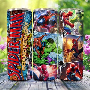Könnte beinhalten: Ein zylindrischer Becher mit Comic-Illustrationen von Spider-Man und dem Hulk. Das Design zeigt den großen roten Schriftzug "SPIDER-MAN" und "BRAND NEW DAY" vertikal an der Seite, zusammen mit verschiedenen Actionszenen der Charaktere.