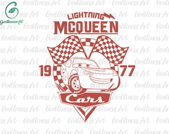 Könnte beinhalten: Rote und weiße karierte Rennflaggen mit einem roten Cartoon-Rennwagen in der Mitte. Das Auto hat ein lächelndes Gesicht und die Worte "Lightning McQueen" und "Cars" stehen über und unter dem Auto. Die Zahlen "19" und "77" befinden sich auf beiden Seiten des Autos.