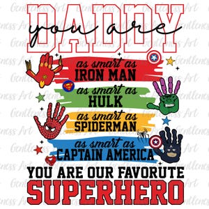 Puede incluir: Un gráfico blanco con las palabras "DADDY you are" en rojo y negro. Debajo, se lee "as smart as IRON MAN, HULK, SPIDERMAN, CAPTAIN AMERICA" con ilustraciones de huellas de manos. El texto "YOU ARE OUR FAVORITE SUPERHERO" está en la parte inferior.